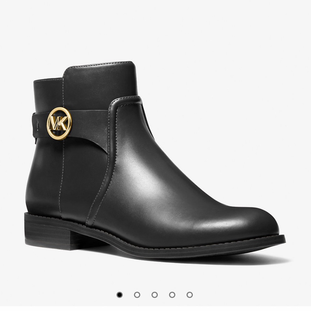 MICHAEL KORS Carmen Flat Bottie